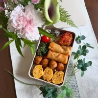 7/14❤︎主人の色々のっけ丼弁当🌱

今日は台風🌀の影響で夜にかけて雨が酷くなる予報☂️
朝から蒸し暑いですね。

私は仕事休みですが午前中予定があり外出。
雨酷くならないと良いな…🙇‍♀️

今週末は参議院選挙でますすが仕事で行かれないので今日外出ついでに期日前投票をする予定です。

＊鶏つくね
＊桜海老チー|Makinsさん