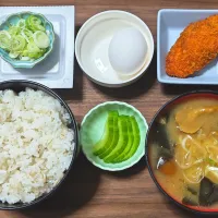 今日の朝ごはん（押麦ごはんに白身魚大葉フライ、生卵、納豆、なめことわかめのみそ汁、はぐら瓜漬）|Mars＠釜飯作り研究中さん