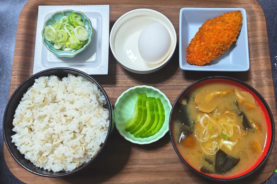 今日の朝ごはん（押麦ごはんに白身魚大葉フライ、生卵、納豆、なめことわかめのみそ汁、はぐら瓜漬）|Mars＠釜飯作り研究中さん