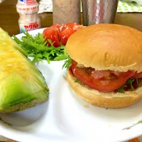 ハンバーガー　トマト入り| みんみんさん