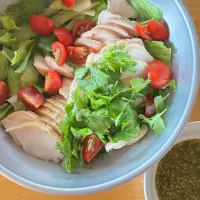 鶏ハムとパクチーのサラダ