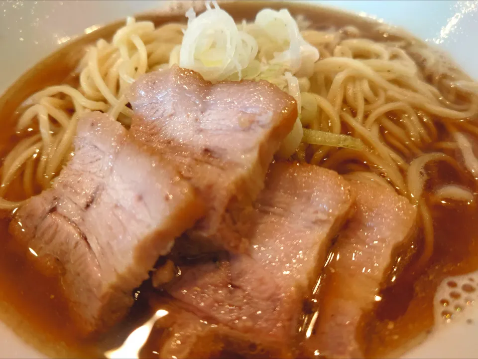 【秋田県角舘本店は1988年創業】
自家製麺 伊藤 赤羽店 
肉そば小 (950円)
＋白飯小 (150円)
@赤羽1分 
25187
〈醤96塩27噌󠄀15タ7昆9出9F11
冷12混1〉|大脇さん