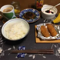 ご飯、カニクリームコロッケ、大豆ミートのハンバーグ、沢庵、ホットコーヒー、カシスジャム入りヨーグルト、バナナ(朝ご飯)|enarinさん