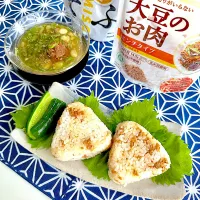 肉味噌おにぎり、梅干冷し味噌汁|カモミールさん