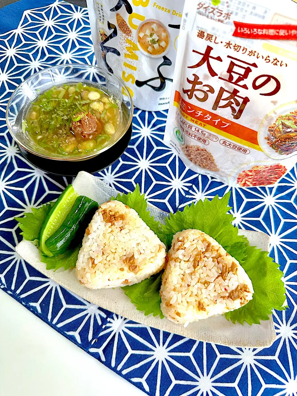 肉味噌おにぎり、梅干冷し味噌汁|カモミールさん