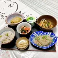 grandmaの晩ごはん☆ 今夜はきゅうりのあんかけ、玉ねぎの丸煮、ワカメの酢の物、ジャガイモと有り合わせできんぴらを…
頂きます|kaoriさん