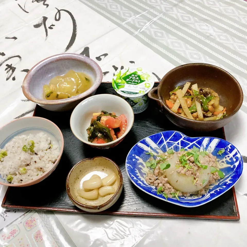grandmaの晩ごはん☆ 今夜はきゅうりのあんかけ、玉ねぎの丸煮、ワカメの酢の物、ジャガイモと有り合わせできんぴらを…
頂きます|kaoriさん