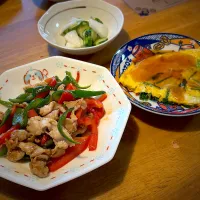 青椒肉絲と、ニラ玉あんかけと、大根ときゅうりの浅漬け|もえさん