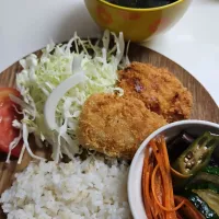 ☆夕飯☆夏野菜煮浸し、キャベツ、トマト、鯵フライ、トリフライ、ごはん、わかめスープ|ｼｮｺﾗさん