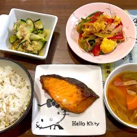 塩鮭　レタスたっぷりスープ　彩り野菜と卵のオイスター炒め　ズッキーニとツナのピリ辛ナムル|おさむん17さん