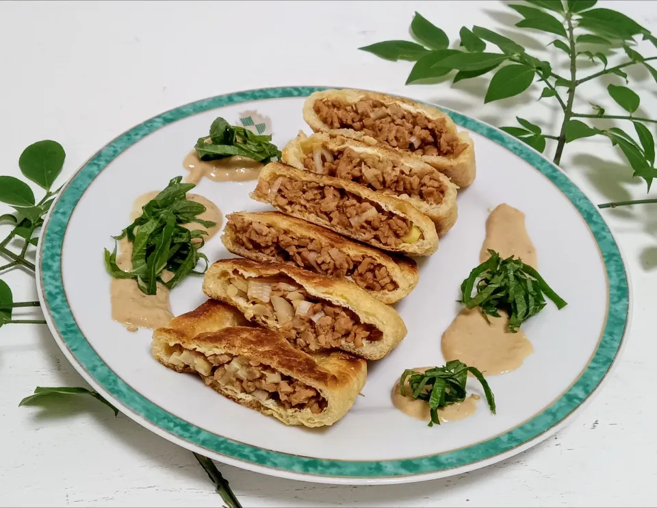 【激ウマ高コスパ第3弾！🎯】パリッとサクサク！大豆のお肉と葱の包み揚げ&濃厚豆乳味噌ソース添え🍻|Falco*さん