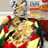 夕飯調理　材料（赤魚　ズッキーニ　舞茸　赤パプリカ）重ねて入れたら、後は魚焼きグリルで自動メニューにお任せ。今日は、＂フリーズドライつぶみそ＂を、ふりかけのようにパラパラまいて、とろけるチーズとマヨビーム）|こげちぃさん