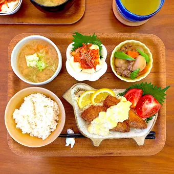 Snapdishの人気料理写真:鯵フライのおぼんごはん