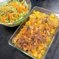 ポテトグラタンとサラダ。誰か帰って来るかな…|hanakoさん