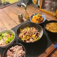 五穀ごはん、ズッキーニとしめじの豚肉ポン酢炒め、ユッケキムチやっこ、トマトベーコンサラダ、オクラときざみ海苔の味噌汁|KEITAさん