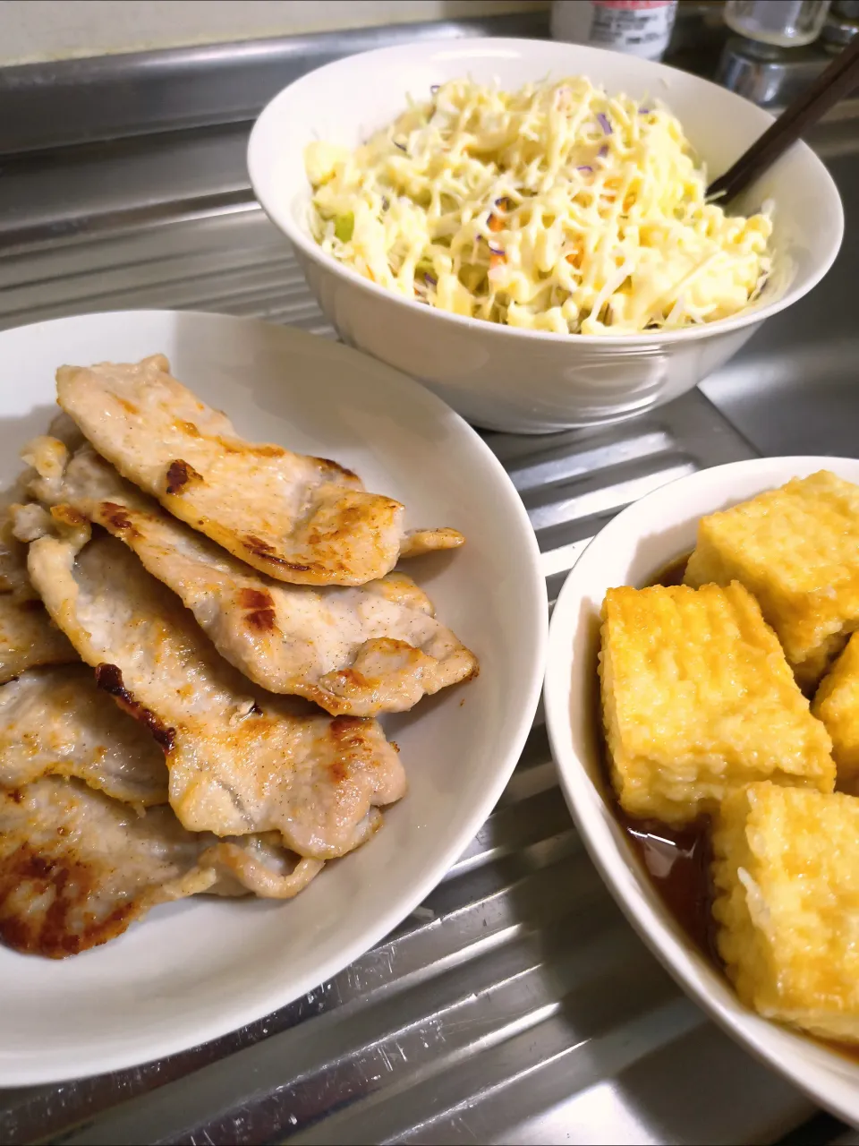 豚ロース塩麹焼きと揚げ出し豆腐とキャベツ千切り|時雨さん
