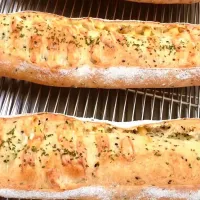 「 一本クープ 」🥖
マルチシリアルでバゲットを焼く
久しぶりに  1本クープで 今朝のパン|ばくあんしゃさん