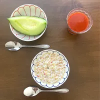 今日の朝ご飯　まずはいつものトマトジュース、コップ一杯。いつもの納豆の代わりに引き続きはやとの残したフルグラの処理。はやとの残したヨーグルトは処理し切ったので、いつもの牛乳、コップ一杯をフルグラにかける。〆は先日の伊吹山バスツアーのお土産のメロン。さすがにもう完熟。|なびさん