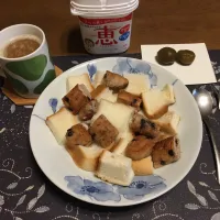 ホットミルクヒタヒタトースト、梅ジュースの残りの梅、ホットコーヒー、カシスジャム入りヨーグルト(朝ご飯)|enarinさん