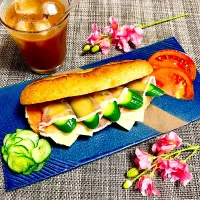 生ハムときゅうりのチーズコッペパン|まめもにおさん