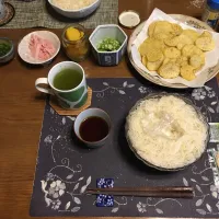 そうめん、刻んだ青唐辛子&スライスロースハム&オクラ、山盛りのじゃがいもの素揚げ(完食)、沢庵、熱い日本茶(昼飯)|enarinさん