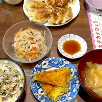 しらす丼　じゃがいものカレーチーズガレット　キャベツと玉ねぎの味噌汁　タンミョンサラダ　冷凍餃子| おさむん17さん