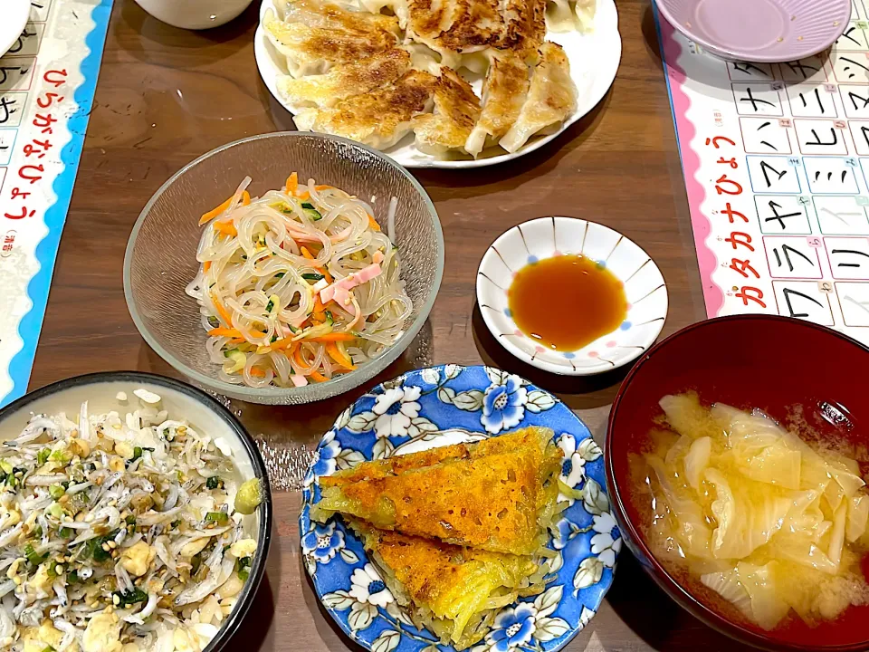 しらす丼　じゃがいものカレーチーズガレット　キャベツと玉ねぎの味噌汁　タンミョンサラダ　冷凍餃子|おさむん17さん