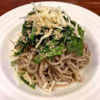 お蕎麦でイタリアン。香り立つオリジナルブレンドチーズかけ。|カドラさん