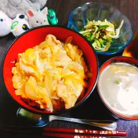 親子丼、もやしとオクラの味噌汁、きゅうりと大根の皮の塩昆布和え|サトリさん
