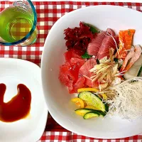 タイムセールで豪華に　海鮮丼🐟|リヒトさん