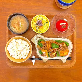 Snapdishの人気料理写真:厚揚げとピーマンのとろとろそぼろ餡のおぼんごはん