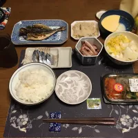 ご飯、六条麦茶、練乳かけ手作りプリン、〆さばのお造り、焼き魚・アジの開きの干物、浜塩の焼きイカ、ゆず白菜の浅漬け、卯の花のお惣菜、ナムル盛り合わせ、沢庵(夕飯)|enarinさん