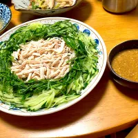 キュウリを沢山頂いたのでとりあえず昨日使った鶏むね肉の残りを使って【ぼうぼう鶏】(棒棒鶏バンバンジー)シソが山ほど成長したのでシソも乗っけて、棒棒鶏用にすりゴマたっぷりの自家製ゴマタレで【日の出新味料】【日の出料理酒】利用|🐈⸒⸒⸒⸒つるのダンス🐈🐾さん