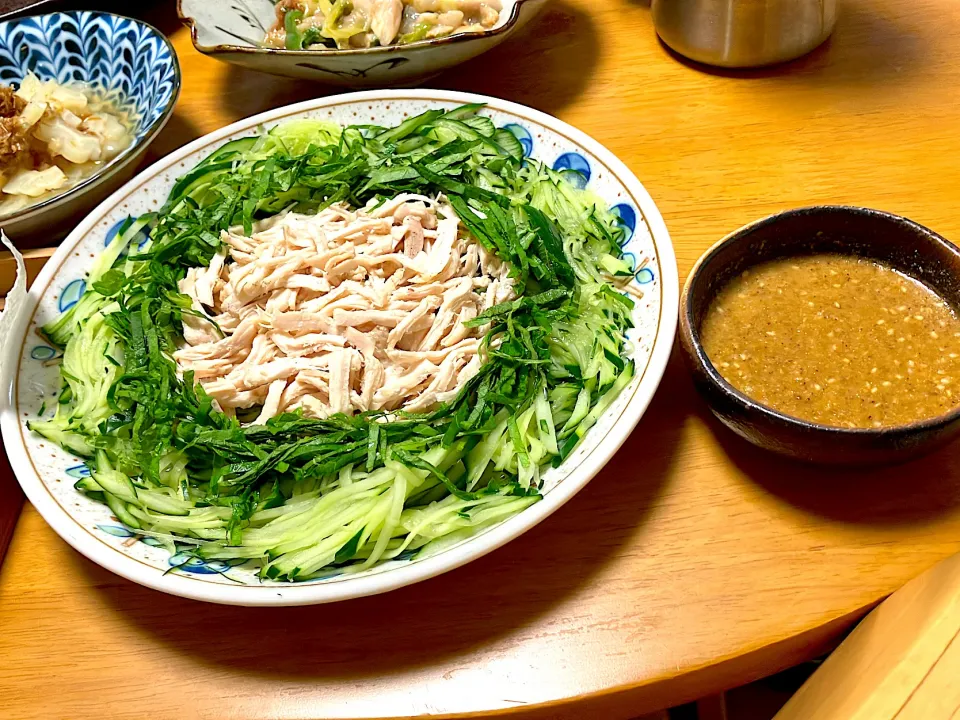 キュウリを沢山頂いたのでとりあえず昨日使った鶏むね肉の残りを使って【ぼうぼう鶏】(棒棒鶏バンバンジー)シソが山ほど成長したのでシソも乗っけて、棒棒鶏用にすりゴマたっぷりの自家製ゴマタレで【日の出新味料】【日の出料理酒】利用|🐈⸒⸒⸒⸒つるのダンス🐈🐾さん