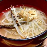 もやし、玉ねぎ、油揚げ、イリコ、アゴ出汁の味噌汁 もちろんイリコも具材として食べます 仕上げに【日の出新味料】 味噌汁の仕上げにみりんやみりん系調味料を少し入れると味噌汁の味や旨味グッと上がります|🐈⸒⸒⸒⸒つるのダンス🐈🐾さん