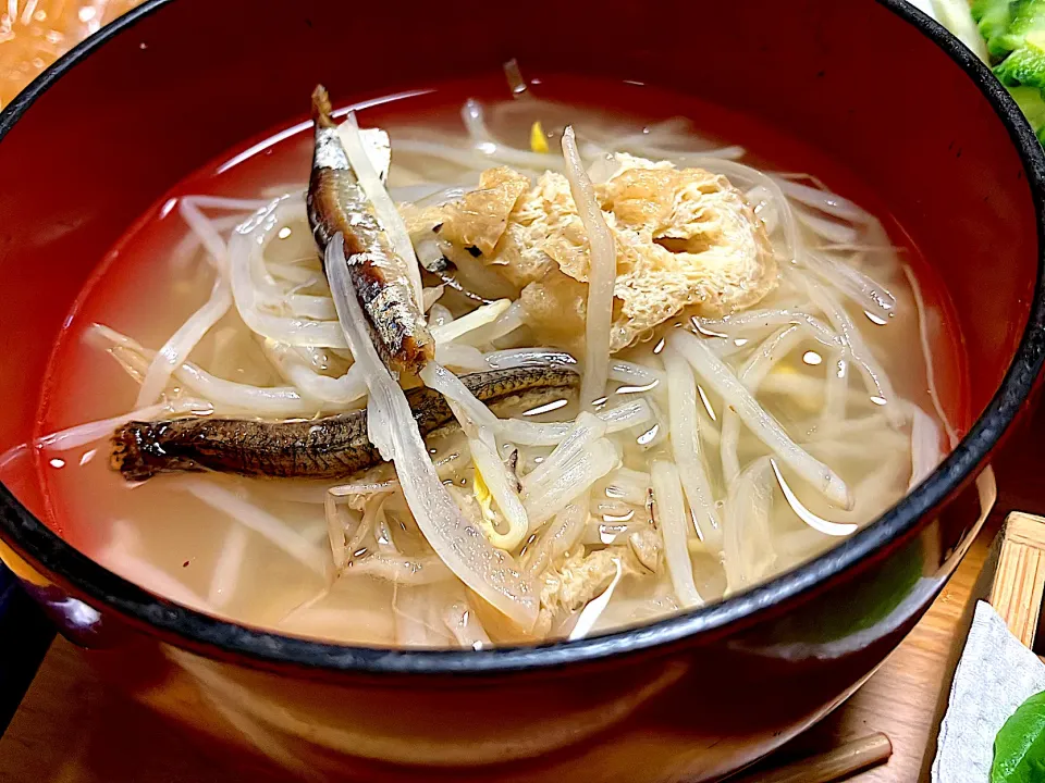もやし、玉ねぎ、油揚げ、出汁はイリコ、アゴの味噌汁 もちろんイリコも具材として食べます 仕上げに【日の出新味料】 味噌汁の仕上げにみりんやみりん系調味料を少し入れると味噌汁の味や旨味グッと上がります【日の出新味料】|🐈⸒⸒⸒⸒つるのダンス🐈🐾さん