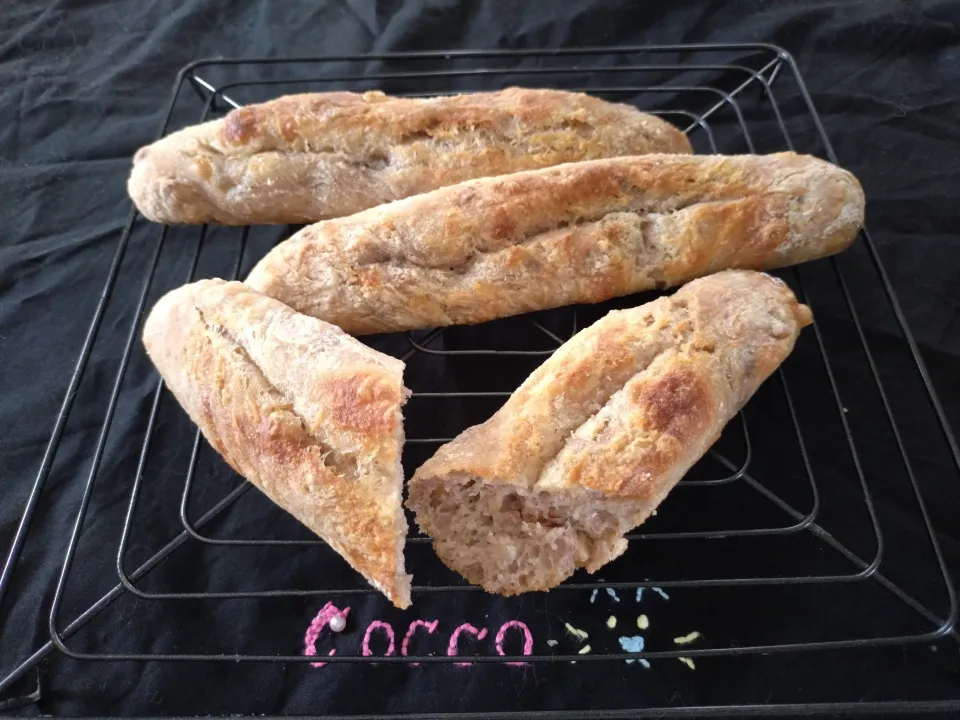 朝日が似合うシリーズ・全粒粉とクルミ入りバターフィセル✨|cocco+さん