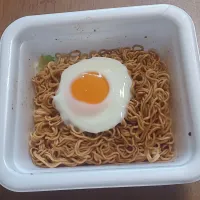 カップ焼きそばの目玉のせ|ナナさん