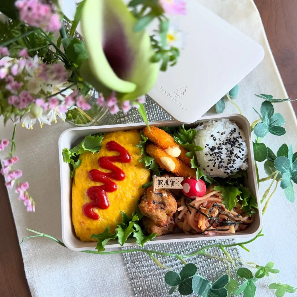 7/16❤︎主人のオムライス弁当🌱

＊オムライス
＊ごま塩プチおにぎり🍙
＊ひじきボール揚げ
＊えび寄せコロッケ
＊たらこパスタ|Makinsさん