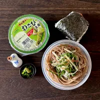 ザルそばと鮭おにぎりのお弁当|mihooobuuさん