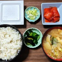 今日の朝ごはん（押麦ごはんに辛子明太子、納豆、かぶと椎茸と油揚げのみそ汁、きゅうりとなす漬）|Mars＠釜飯作り研究中さん