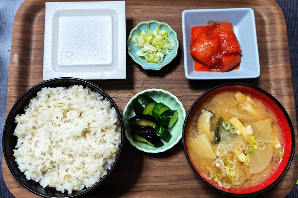 今日の朝ごはん（押麦ごはんに辛子明太子、納豆、かぶと椎茸と油揚げのみそ汁、きゅうりとなす漬）|Mars＠釜飯作り研究中さん