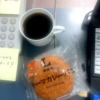 今日の昼ご飯　キーマカレーパン　お初です。こういうのが欲しかったー😀|なびさん