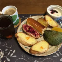 ガーリックトースト、カシスジャムトースト、トースト、ピーナッツバタークリームパンとお惣菜のスイカパン、沢庵、ホットコーヒー、烏龍茶、カシスジャムヨーグルト(朝ご飯)|enarinさん
