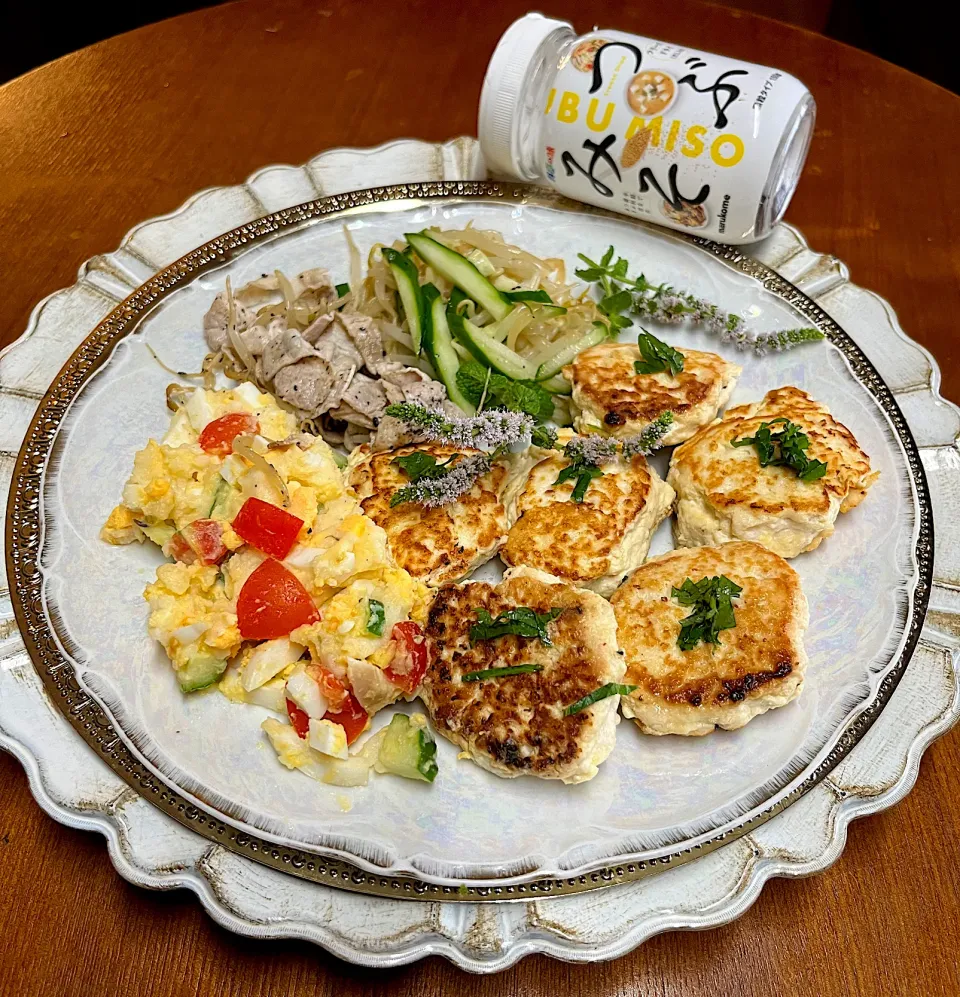 チキン豆腐バーグ＊つぶみそ＊豚しゃぶもやし和え＊ポテサラ添え🥗|henryさん