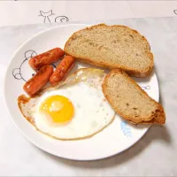 朝ごはん💕ライ麦カンパーニュと美味しいやつ🎉|深夜特急fさん