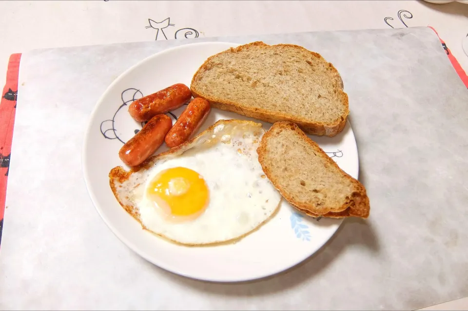 朝ごはん💕ライ麦カンパーニュと美味しいやつ🎉|深夜特急fさん