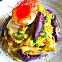 リモートワークのおひとり様ランチ🥢揚げ茄子🍆と三つ葉☘️の塩焼きそば