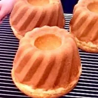 明日のパン「夏みかんのクグロフ」
Kougelhopf d'été à la mandarine
クグロフ生地で 夏みかんのマーマレードを巻き込み成形
ほんのり 甘酸っぱくて ほろ苦 クグロフ|ばくあんしゃさん