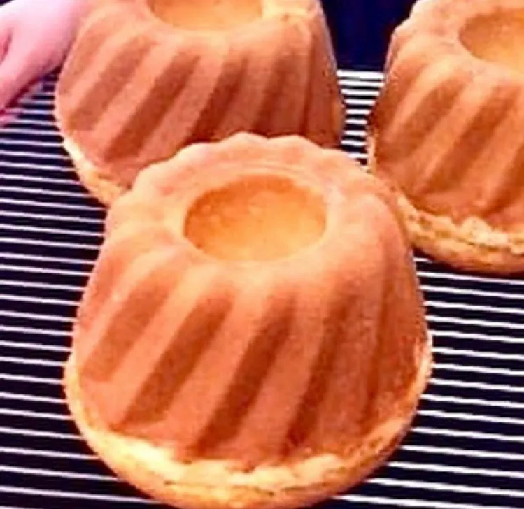 明日のパン「夏みかんのクグロフ」
Kougelhopf d'été à la mandarine
クグロフ生地で 夏みかんのマーマレードを巻き込み成形
ほんのり 甘酸っぱくて ほろ苦 クグロフ|ばくあんしゃさん